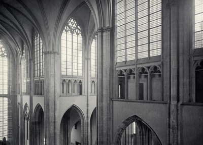 221748 Interieur van de Domkerk (Munsterkerkhof) te Utrecht: ramen en triforium in het transept.N.B.: In 1912 is de ...